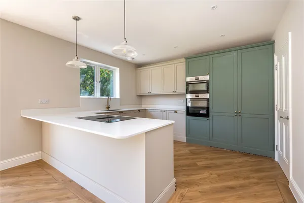 Bechwood Close, Tadworth, KT20 photo 7