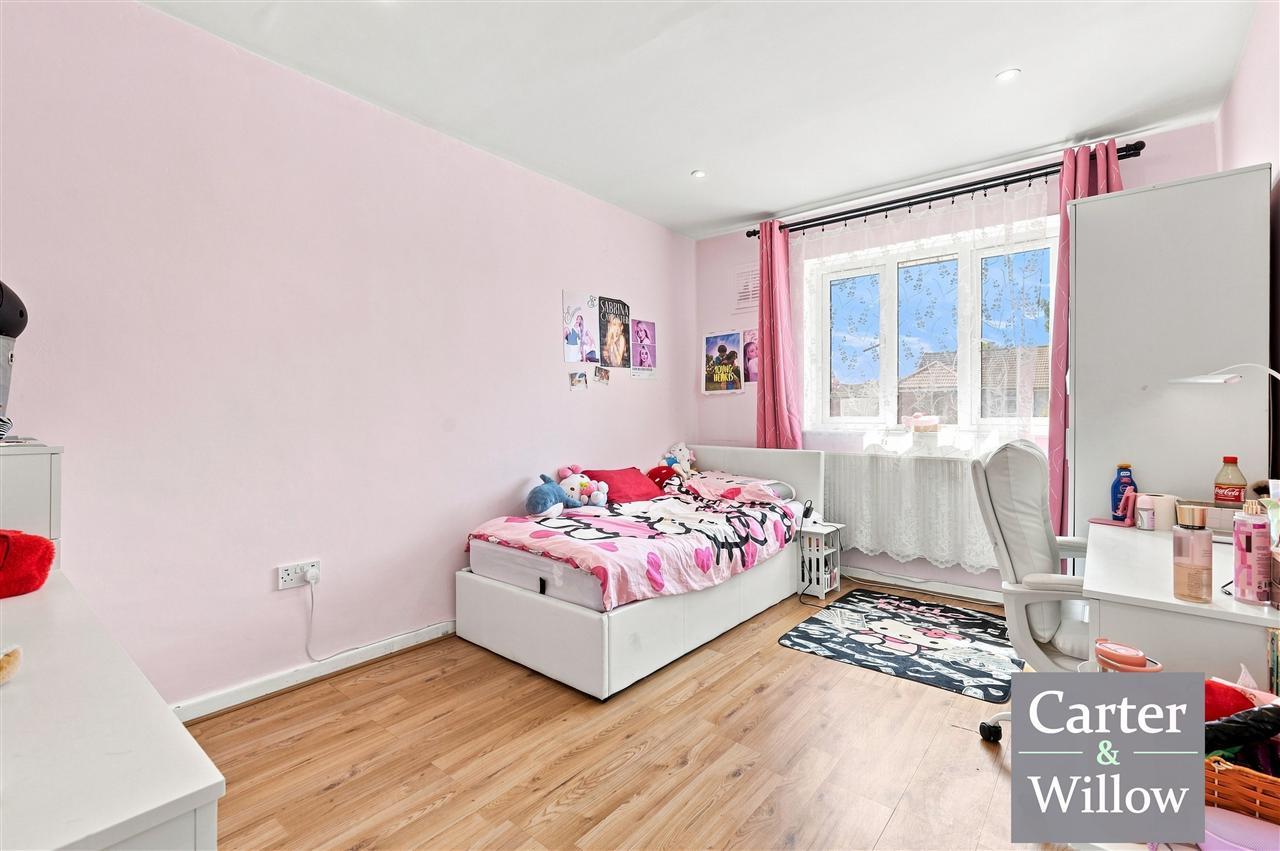 Frizlands Lane, Essex Image 14