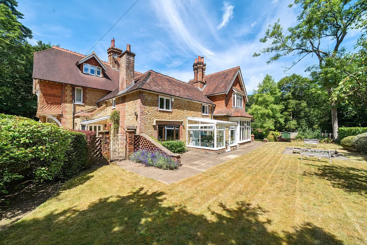 Farnham Road, Churt, Farnham, GU10 photo 1
