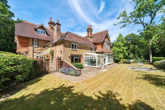 Farnham Road, Churt, Farnham, GU10