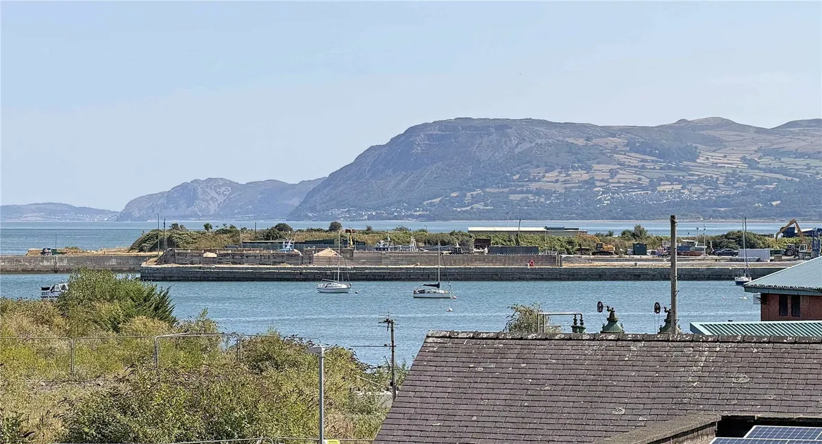 Y Bae, Bangor, Gwynedd, LL57