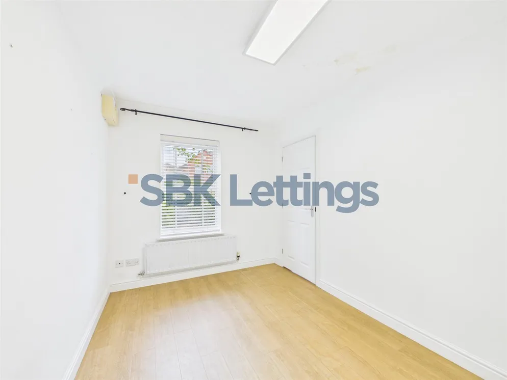 Property carousel item 6
