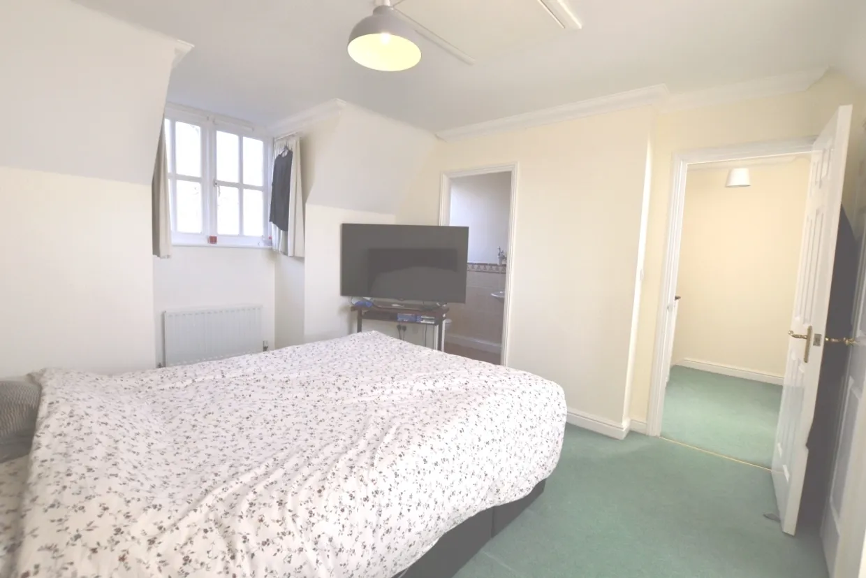 Middle Village Haywards Heath RH16 photo 7