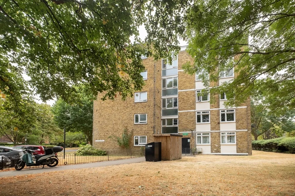 Strathdon Drive London SW17 photo 9