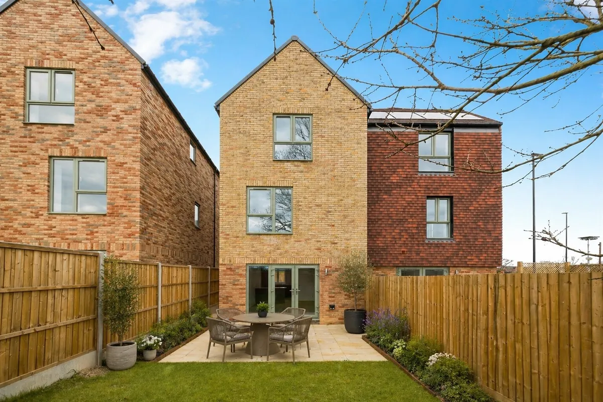Isaacs Lane, Burgess Hill