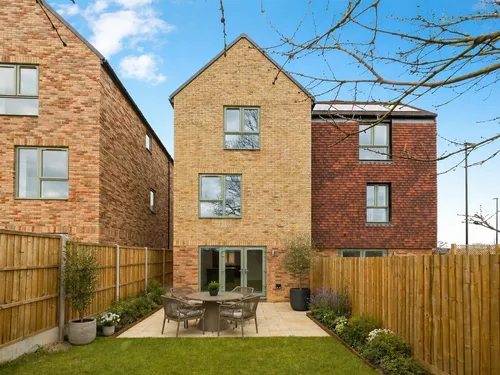 Isaacs Lane, Burgess Hillphoto
