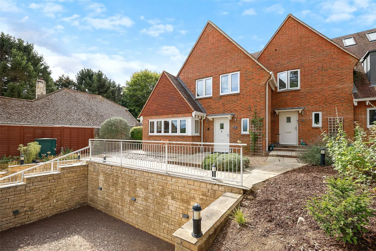 De Clare Court, Bletchingley, Redhill, Surrey, RH1
