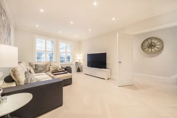 Thames Street, Weybridge, KT13 photo 2