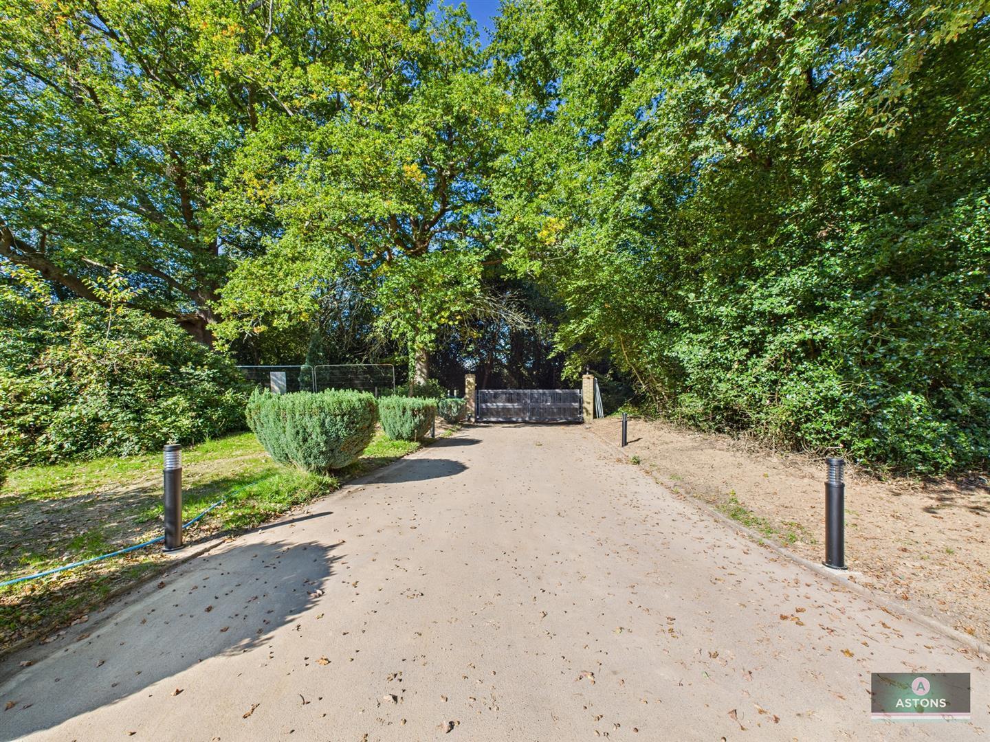 Old Hollow, Worth, Crawley Image 3