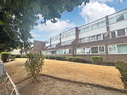 Avenue Road, SOUTHALLphoto