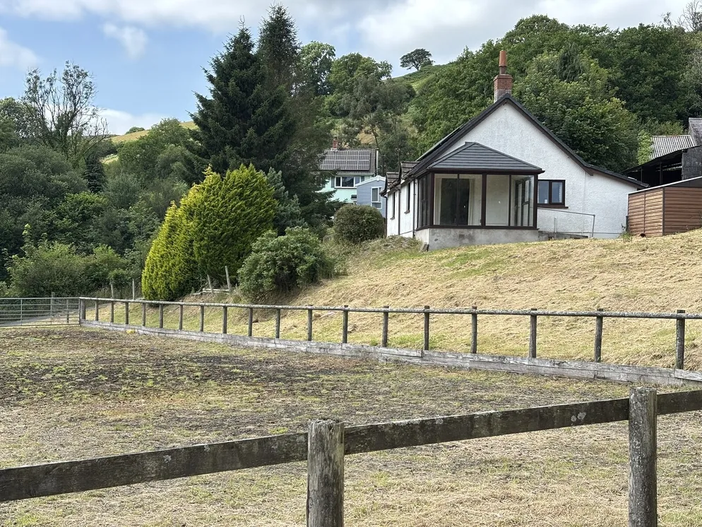 Property carousel item 9
