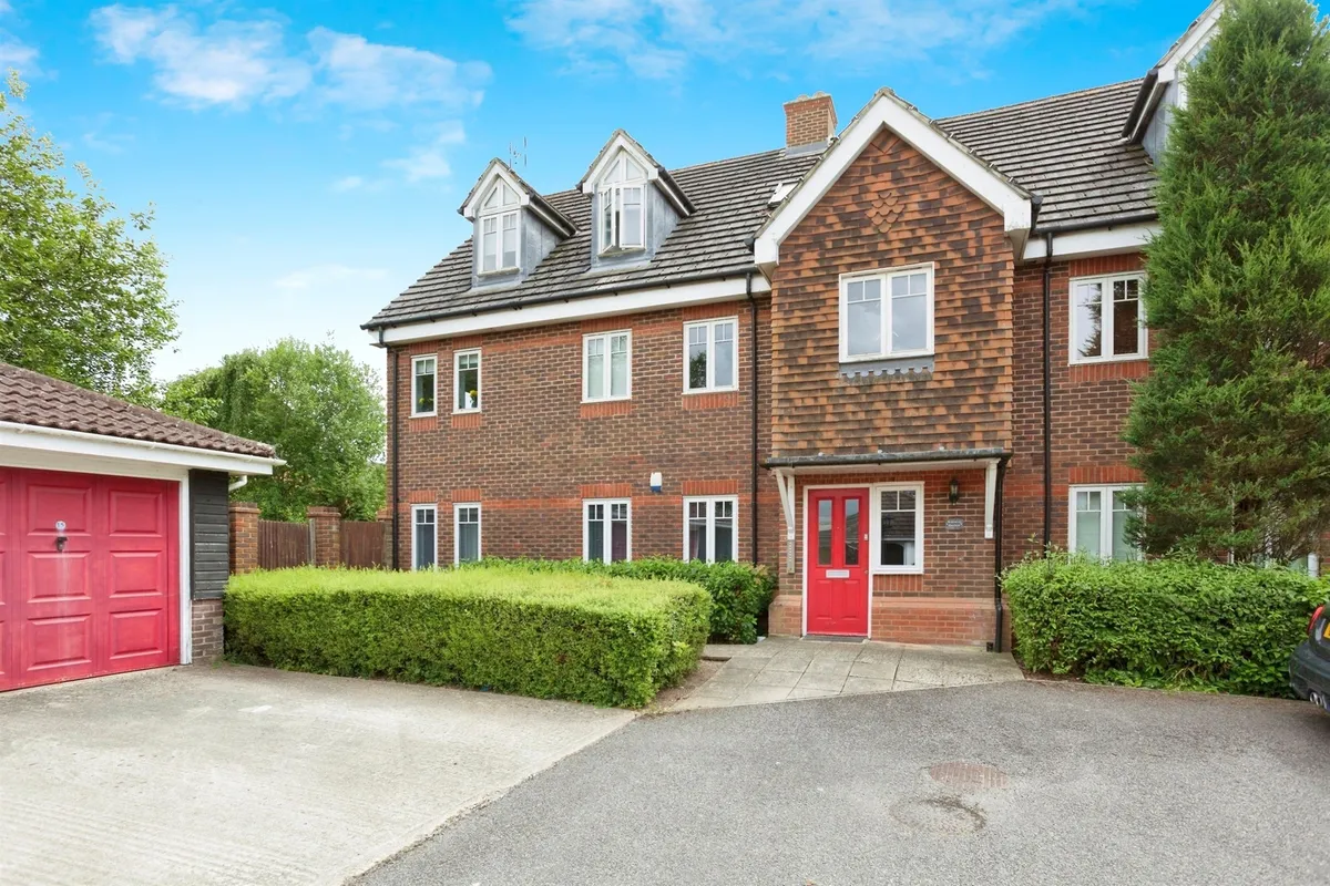Rosemead Gardens, CRAWLEY