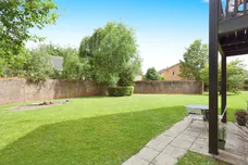 Rosemead Gardens, CRAWLEY