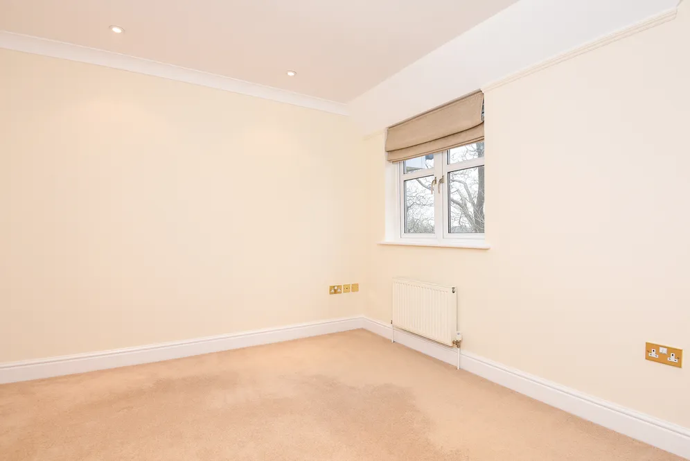 Old Woking Road, West Byfleet, KT14 photo 3