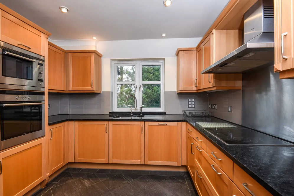 Old Woking Road, West Byfleet, KT14 photo 5