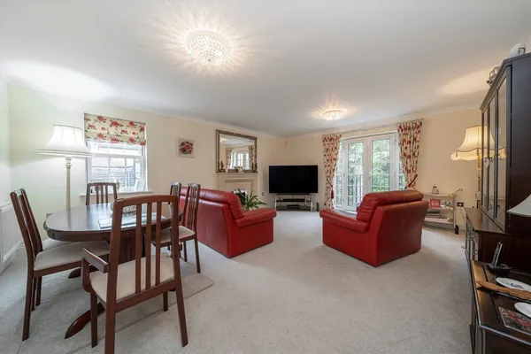 Oatlands Avenue, Weybridge, KT13 photo 2