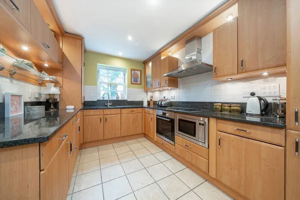 Oatlands Avenue, Weybridge, KT13 photo 3