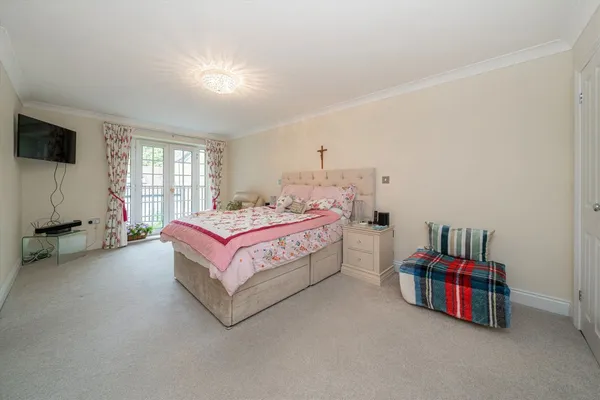 Oatlands Avenue, Weybridge, KT13 photo 4