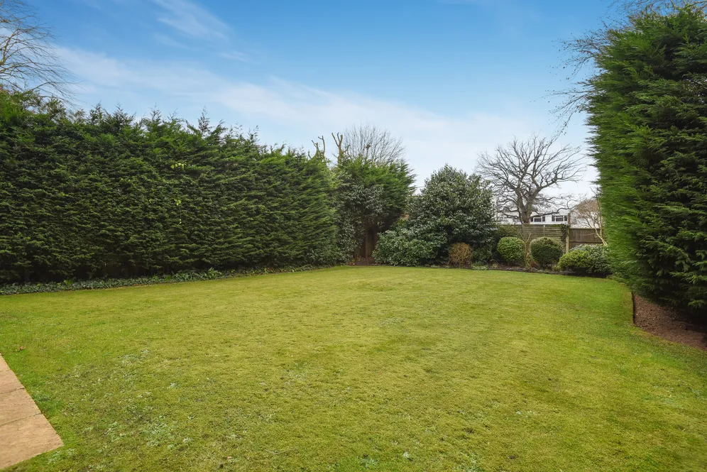 Old Woking Road, West Byfleet, KT14 photo 8