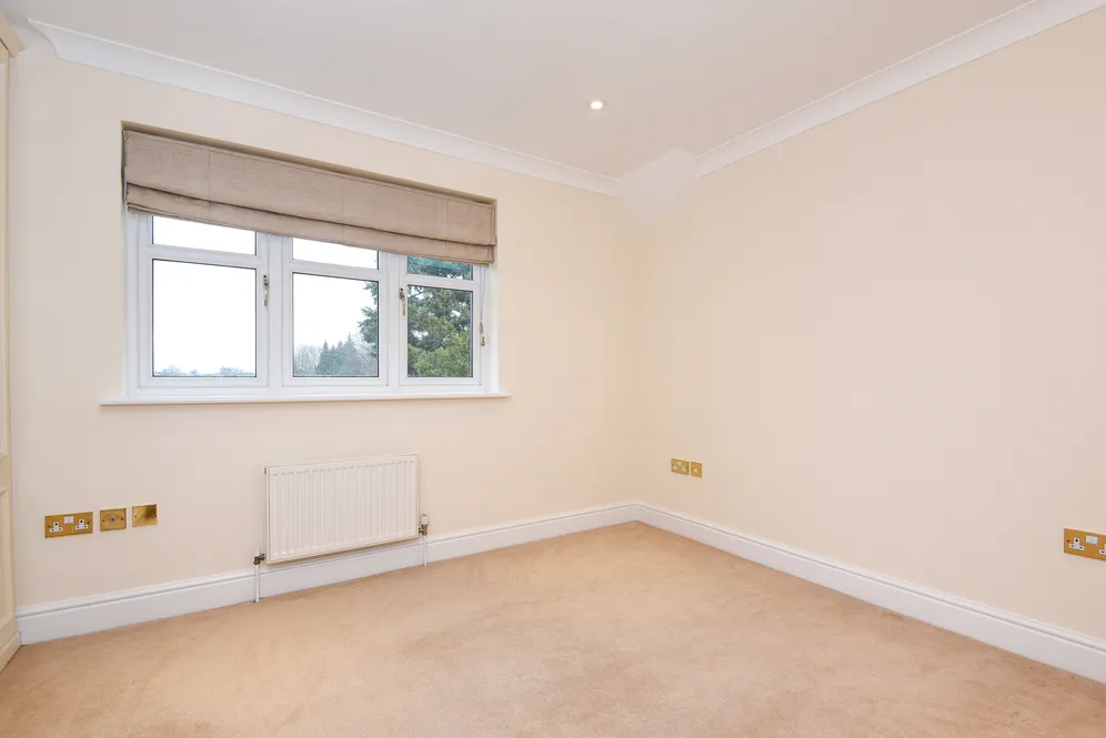 Old Woking Road, West Byfleet, KT14 photo 9