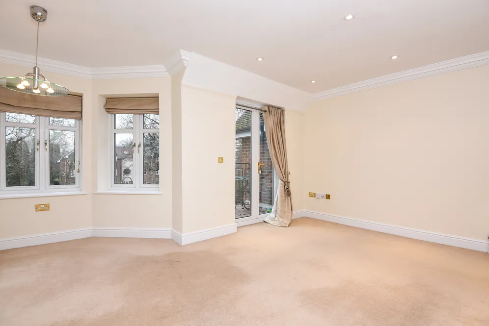 Old Woking Road, West Byfleet, KT14 photo 10