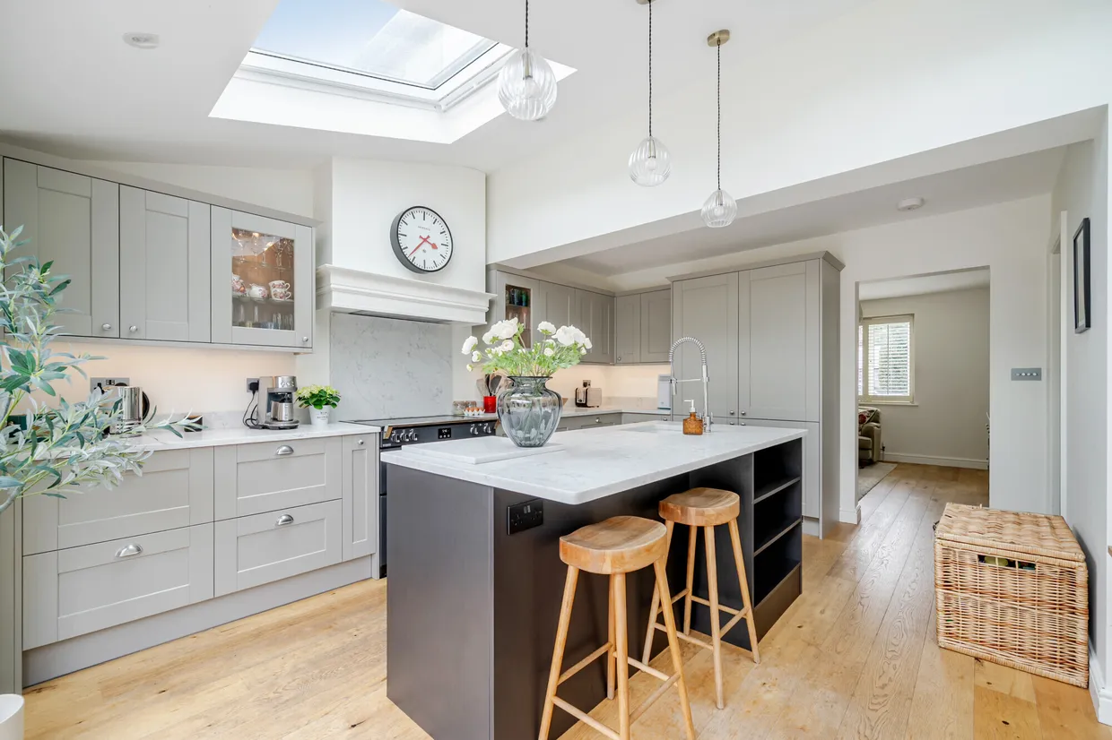 Coverts Road, Esher, KT10 photo 2