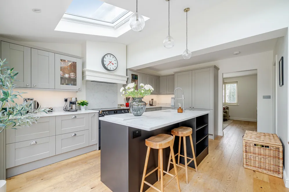 Coverts Road, Esher, KT10 photo 2