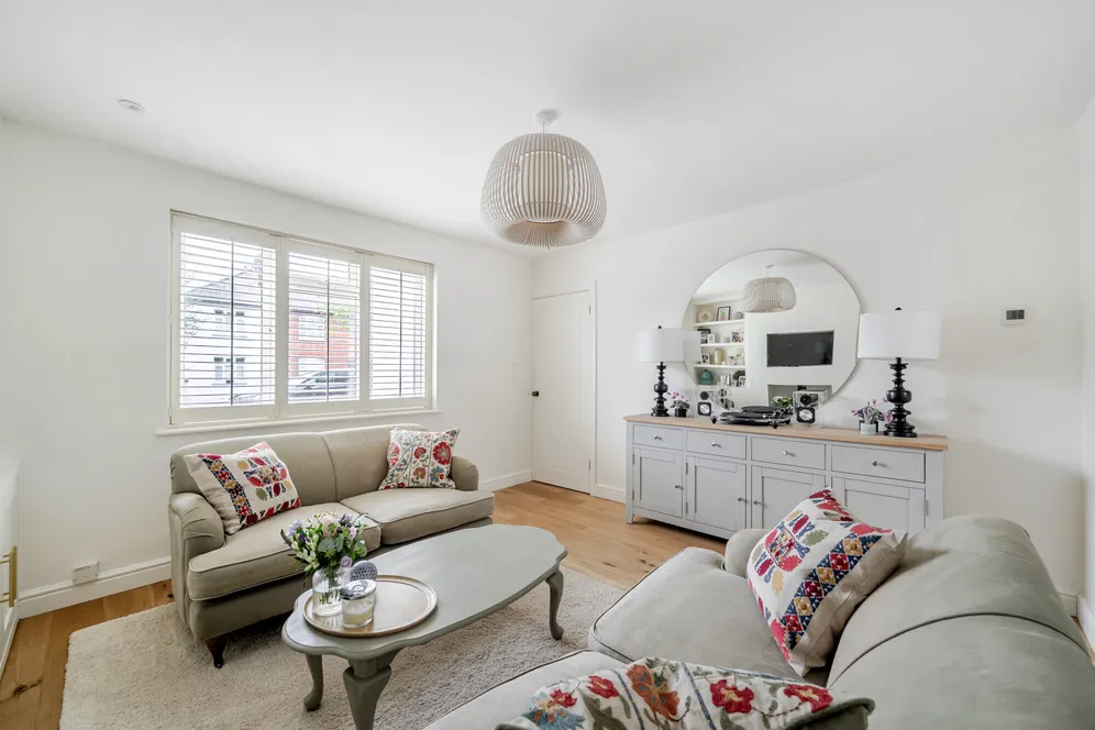 Coverts Road, Esher, KT10 photo 3