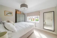 Coverts Road, Esher, KT10 photo 8