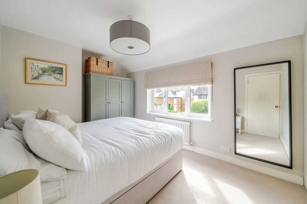 Coverts Road, Esher, KT10 photo 8