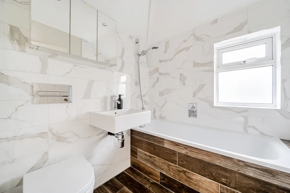 Coverts Road, Esher, KT10 photo 9