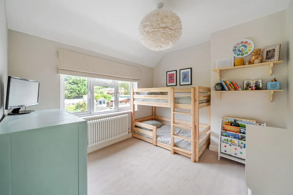 Coverts Road, Esher, KT10 photo 10