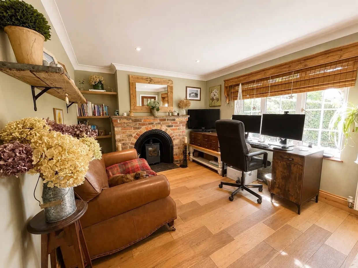 Broomhill, Ewshot, GU10 photo 6