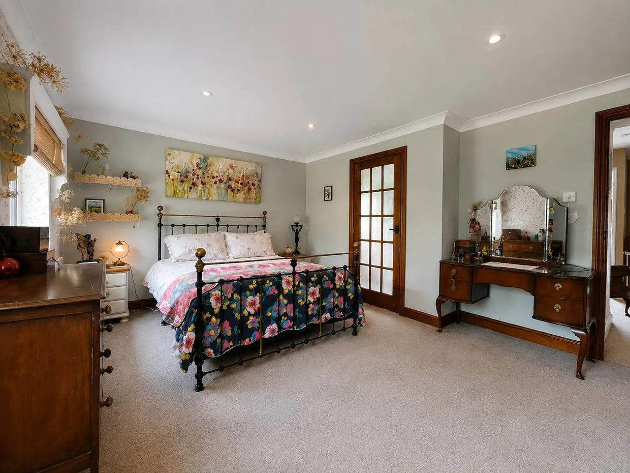 Broomhill, Ewshot, GU10 photo 7