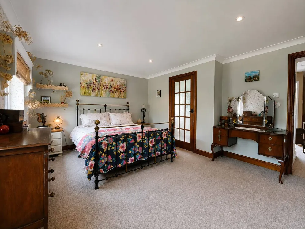 Broomhill, Ewshot, GU10 photo 7