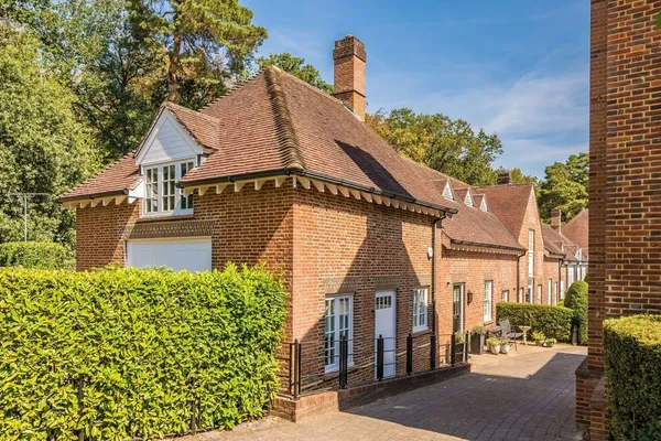 Coach House Mews, Walton-On-Thames, KT12 photo 1