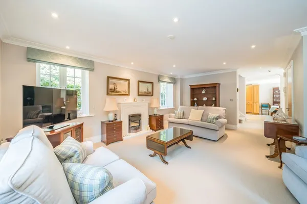 Coach House Mews, Walton-On-Thames, KT12 photo 4