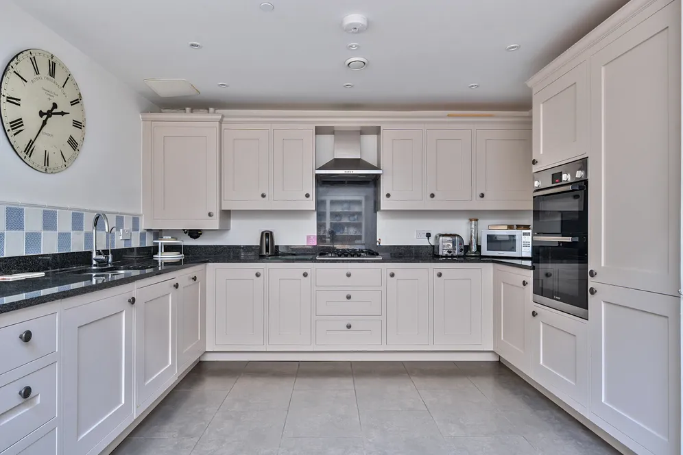 Clarendon Court, Marlborough, SN8 photo 6