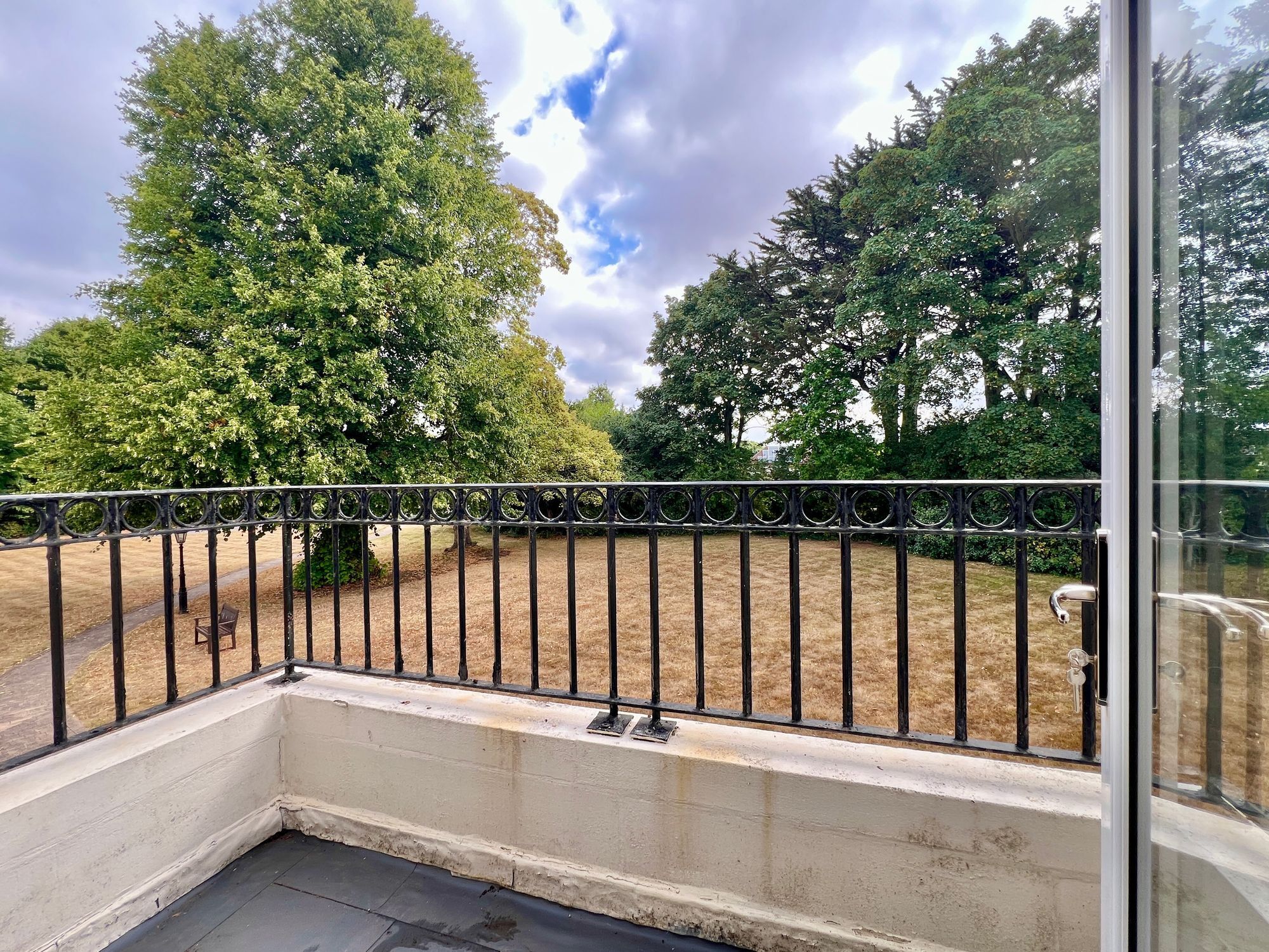 Fullands Court, Kingsway - NO onward chain! Image 11