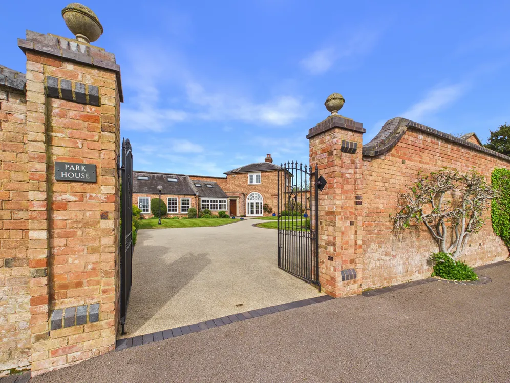 Clopton House Gardens, Stratford-Upon-Avon, CV37 photo 11