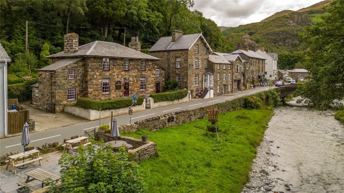 Caernarfon Road, Beddgelert, Caernarfon, Gwynedd, LL55