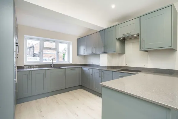 Bourneside Road, Addlestone, KT15 photo 2