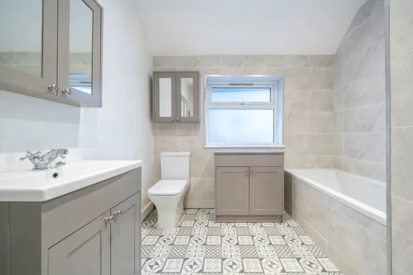 Bourneside Road, Addlestone, KT15 photo 6