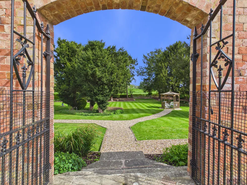 Clopton House Gardens, Stratford-Upon-Avon, CV37 photo 3