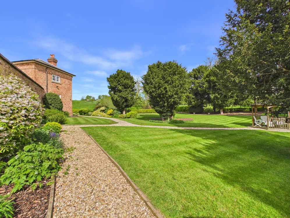 Clopton House Gardens, Stratford-Upon-Avon, CV37 photo 4