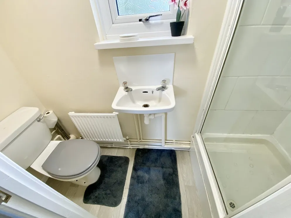 Property carousel item 6