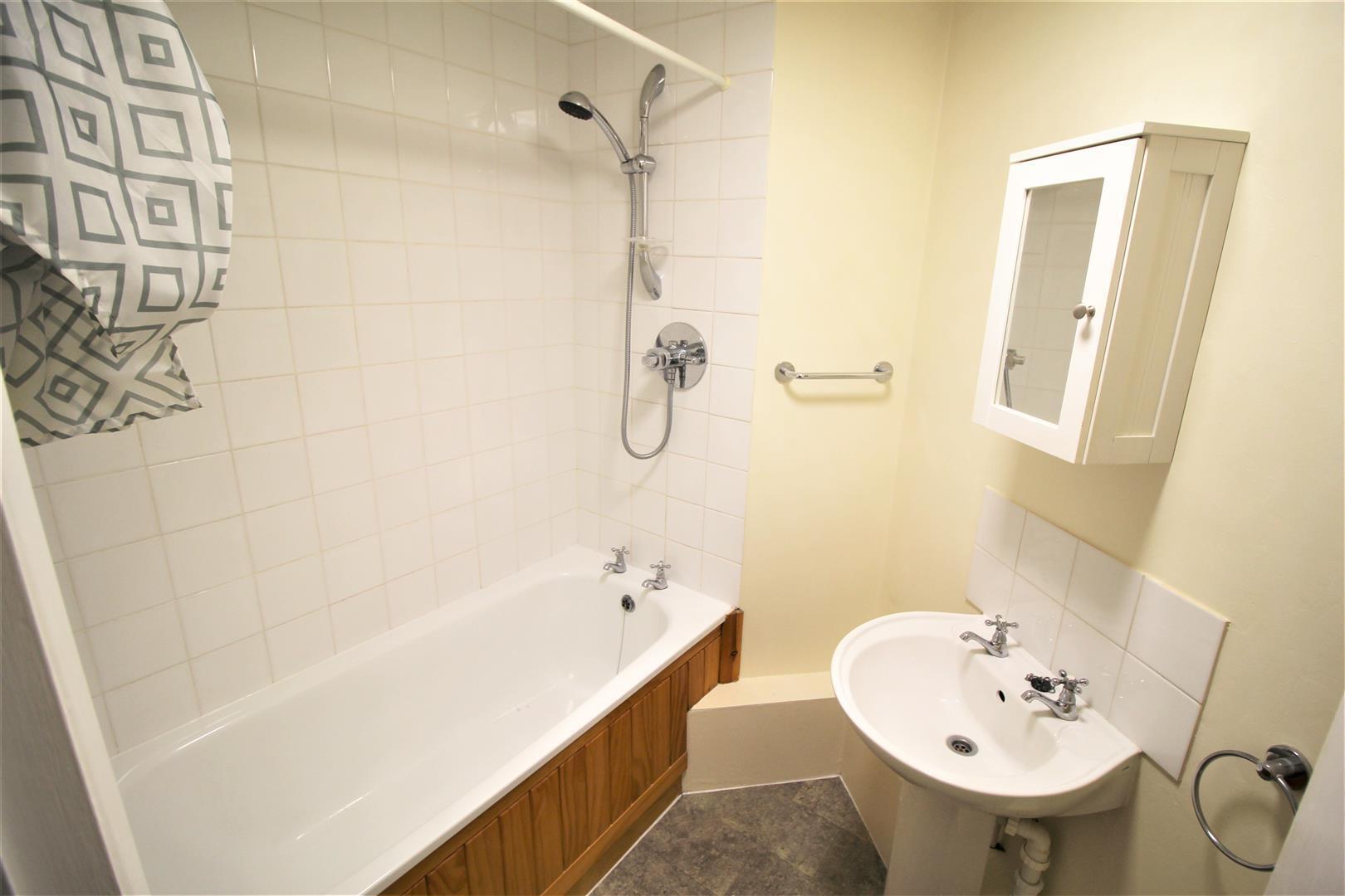 Camelot Court, Ifield West Image 4