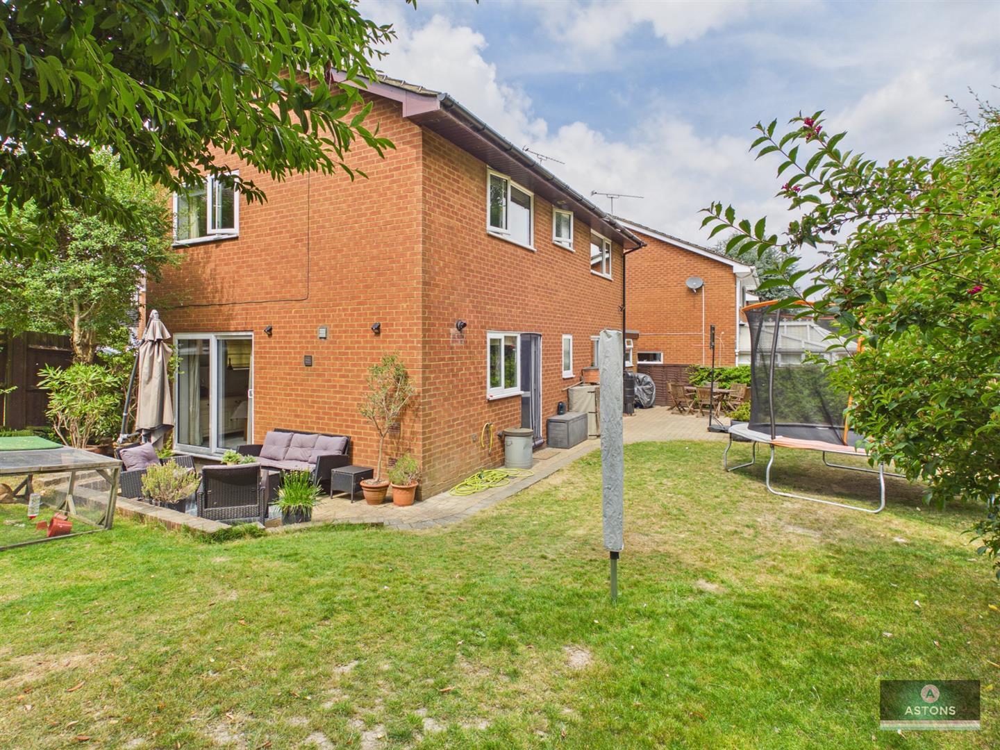 Kelso Close, Worth Image 18