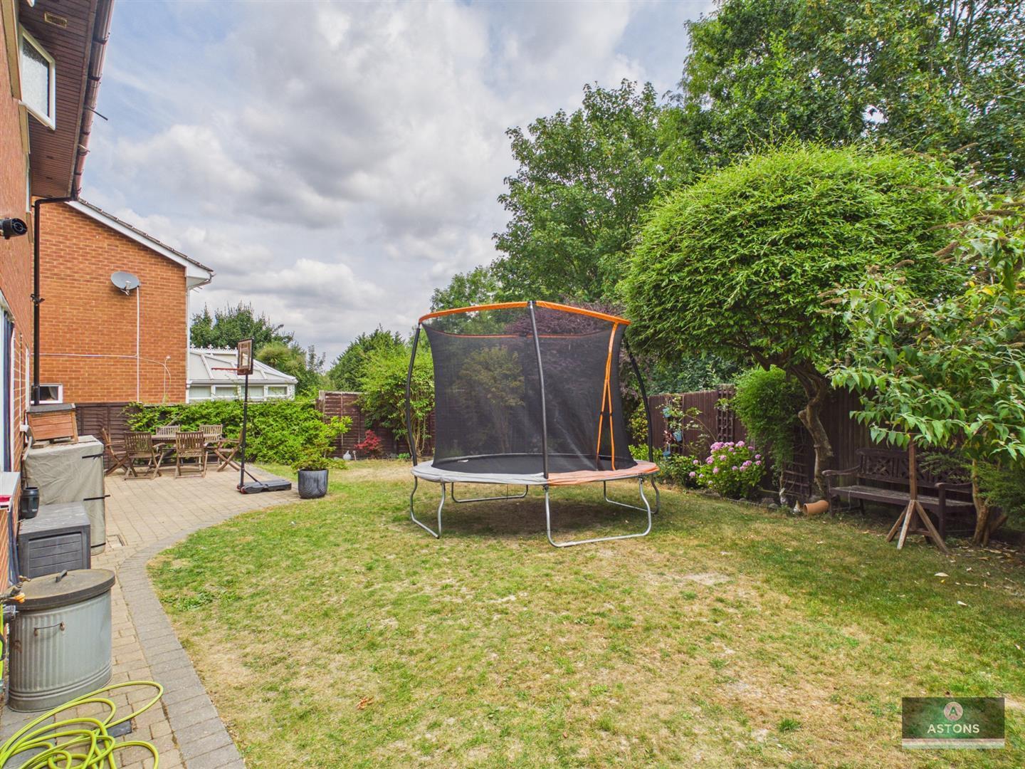 Kelso Close, Worth Image 19