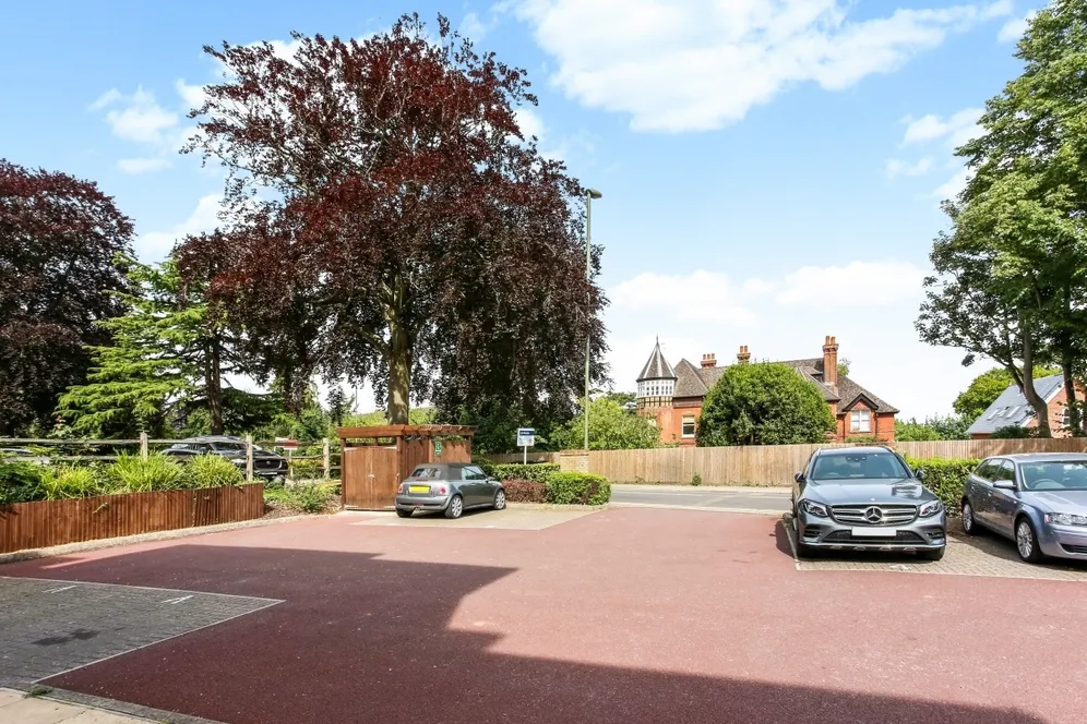 Epsom Road Guildford GU1 photo 7